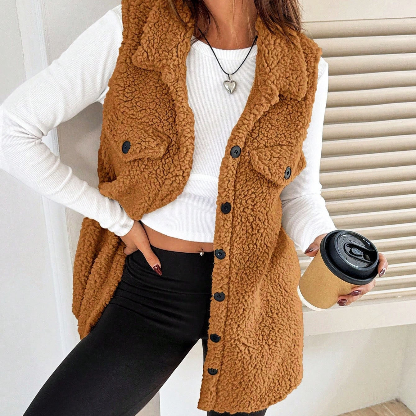 Gilet en peluche à boutons et col revers