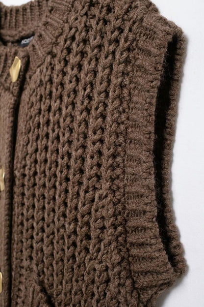 Gilet tricoté sans manches à grosses mailles.