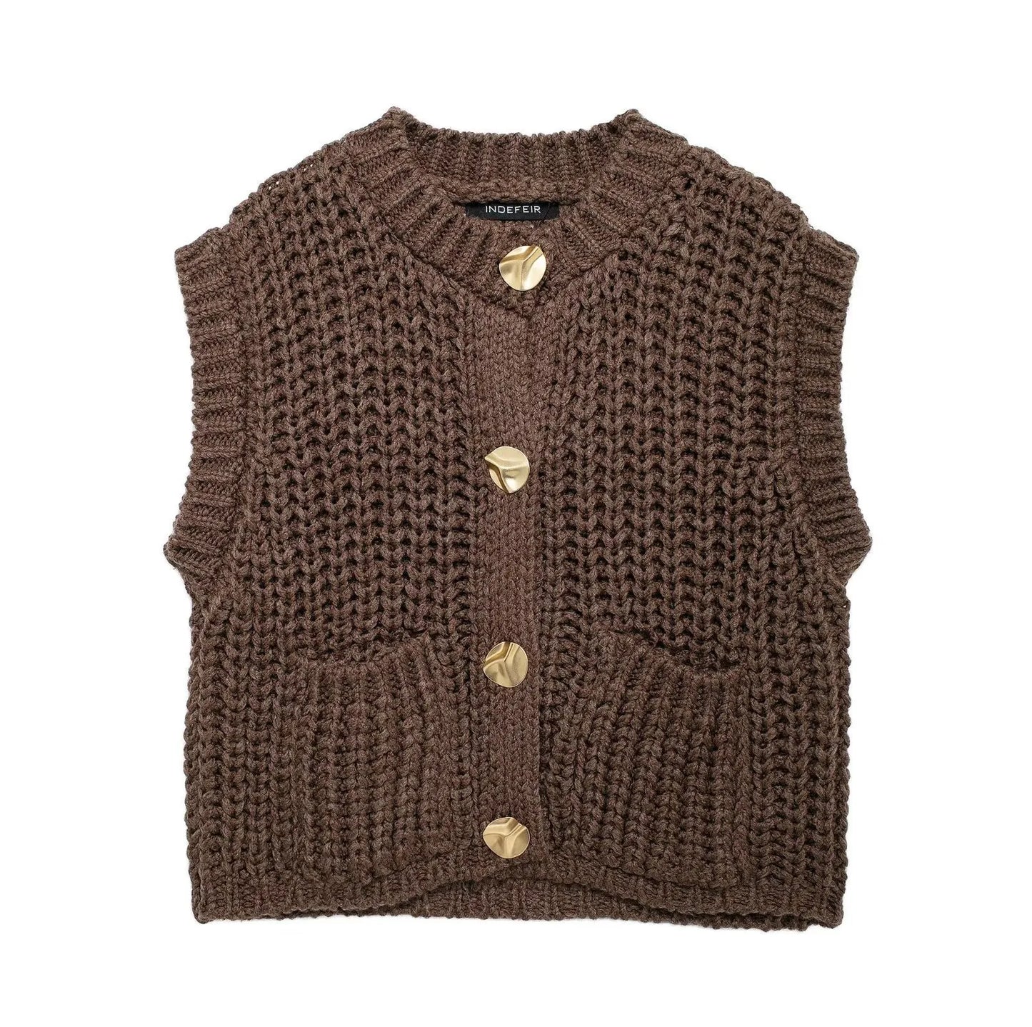 Gilet tricoté sans manches à grosses mailles.