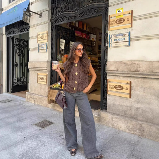 Gilet tricoté sans manches à grosses mailles.