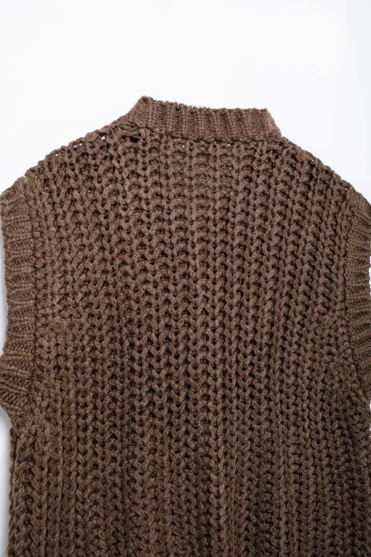 Gilet tricoté sans manches à grosses mailles.