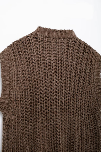 Gilet tricoté sans manches à grosses mailles.