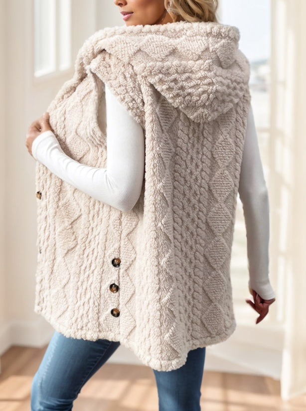 Gilet polaire à capuche.